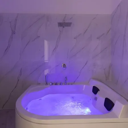 My Brilliant With Jacuzzi 2 Steps From St Toledo Gasthuis Napels